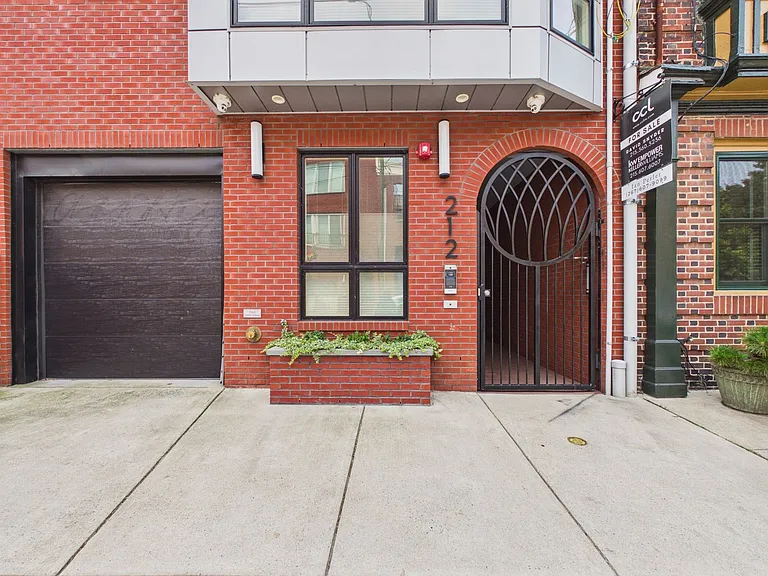 212 Bainbridge St #3 — Photo 1