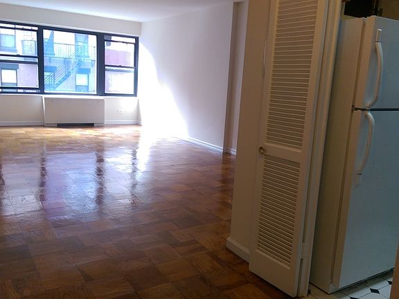4th image of 279 E 44th St APT 5M