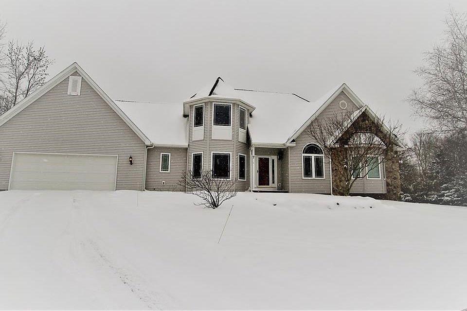 1st image of 7 Stag Creek Trl