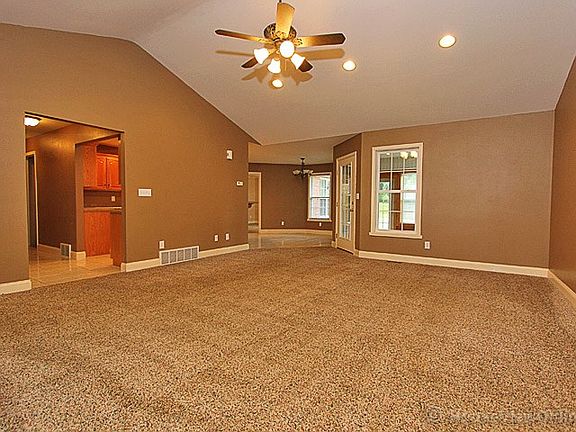 3rd image of 1192 Easton Dr