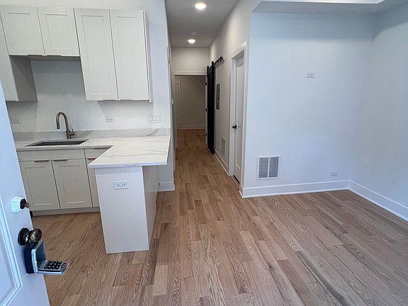 2nd image of 851 N Western Ave #1R