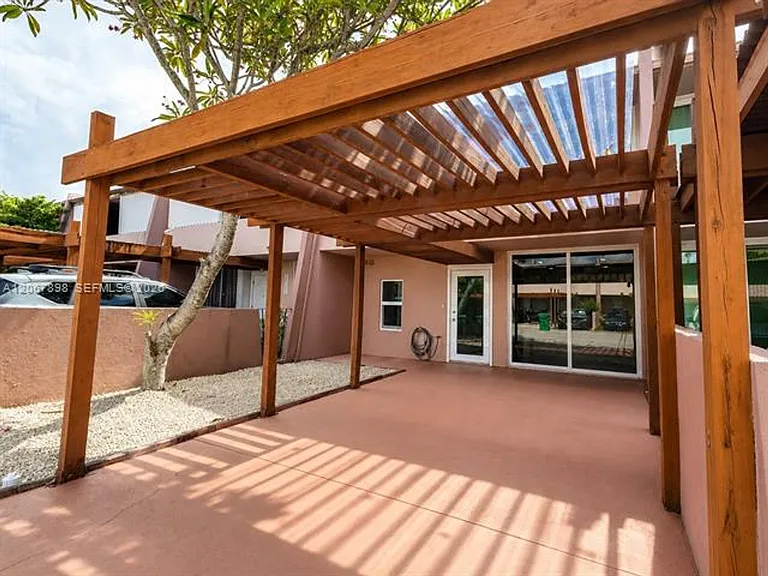 14124 Kendale Lakes Cir #Townhouse 14124 — Photo 3