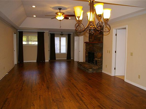 5th image of 10 Lunsford Ln