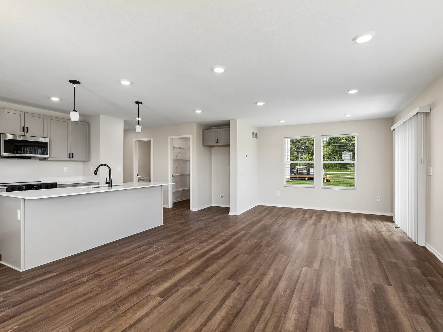 4 bed, 1861 sqft, $2,950 — Photo 4