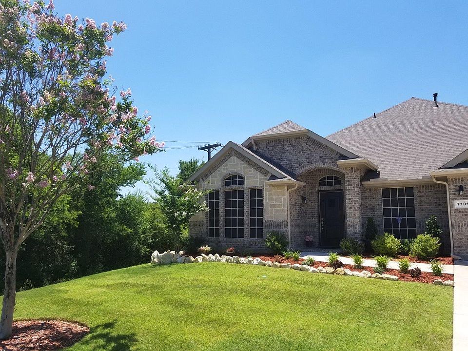 Front w/lavndr crepe myrtle