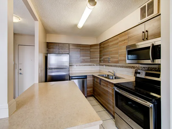 Elizabeth Tower, 28 Elizabeth St N, Mississauga, ON L5G 2Z6