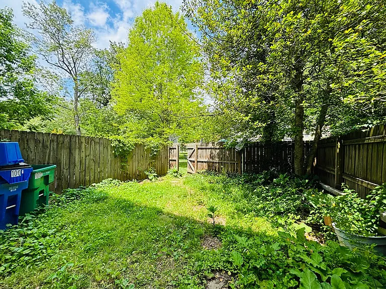 100 Yorkshire Ct — Photo 24