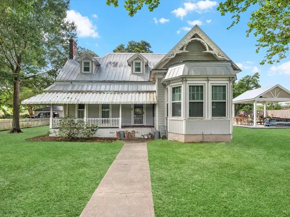 305 Hill St, Sealy, TX 77474