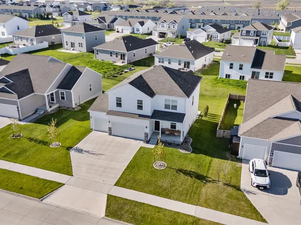 1050 Bel Aire Ct, Waukee, IA 50263