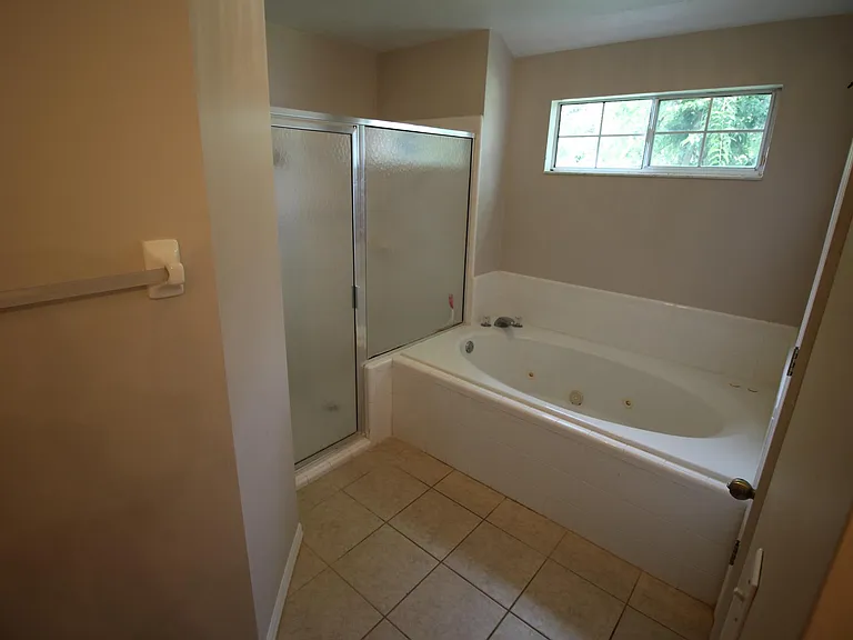S7713-13 - Bathroom #1 Master View 2