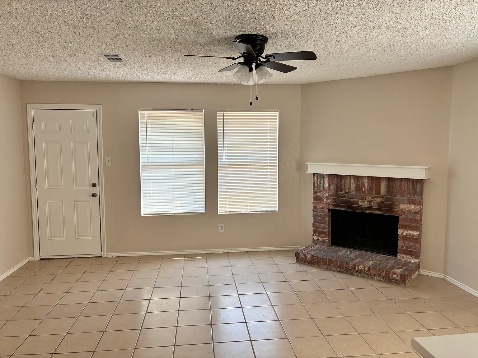 3 bed, 1318 sqft, $2,100 — Photo 4