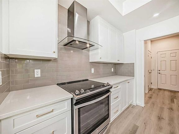 5th image of 64 E Masters Row SE