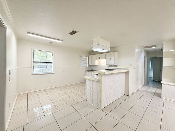 4th image of 816 Denton Dr