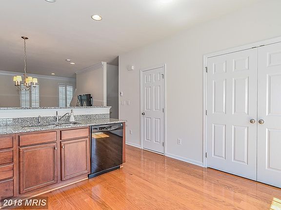 BREAKFAST AREA ROOM FOR TABLE