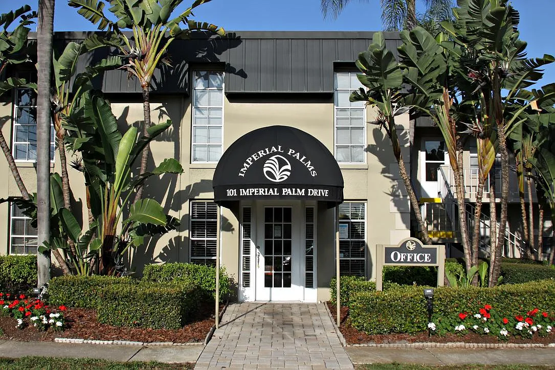 Imperial Palms Apartments — Photo 3