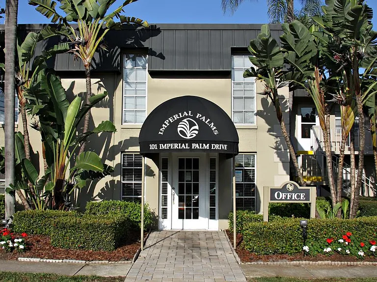 Imperial Palms Apartments — Photo 3