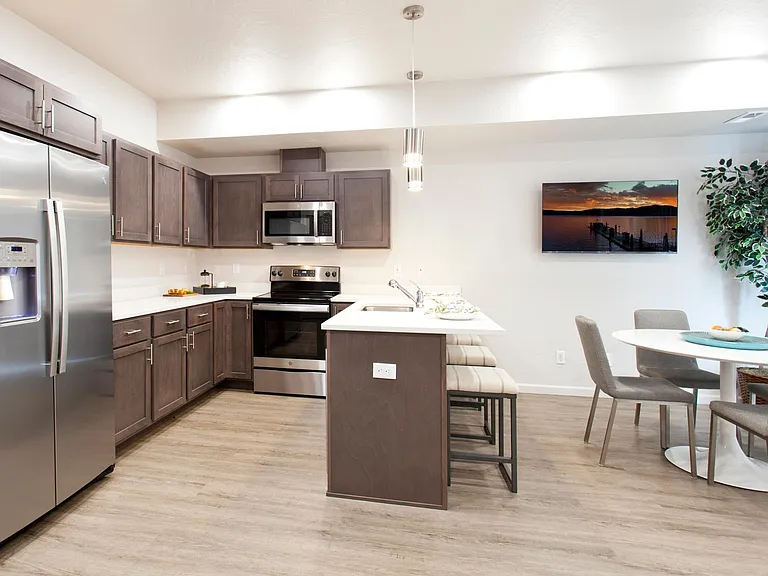 Prairie Pointe Apartments and Townhomes — Photo 7