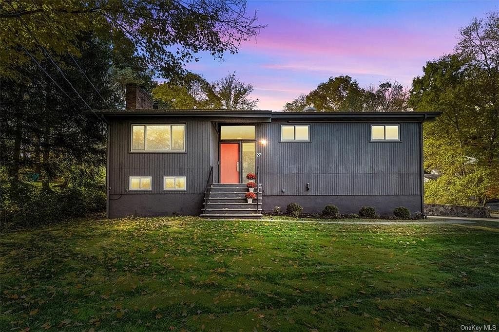 Image of 3 Overlook Oval Cortlandt Manor NY side view
