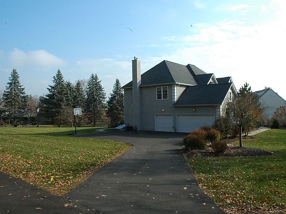 Large Driveway w/car Garage