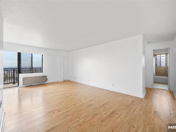 233 12th St APT 5E, Palisades Park, NJ 07650