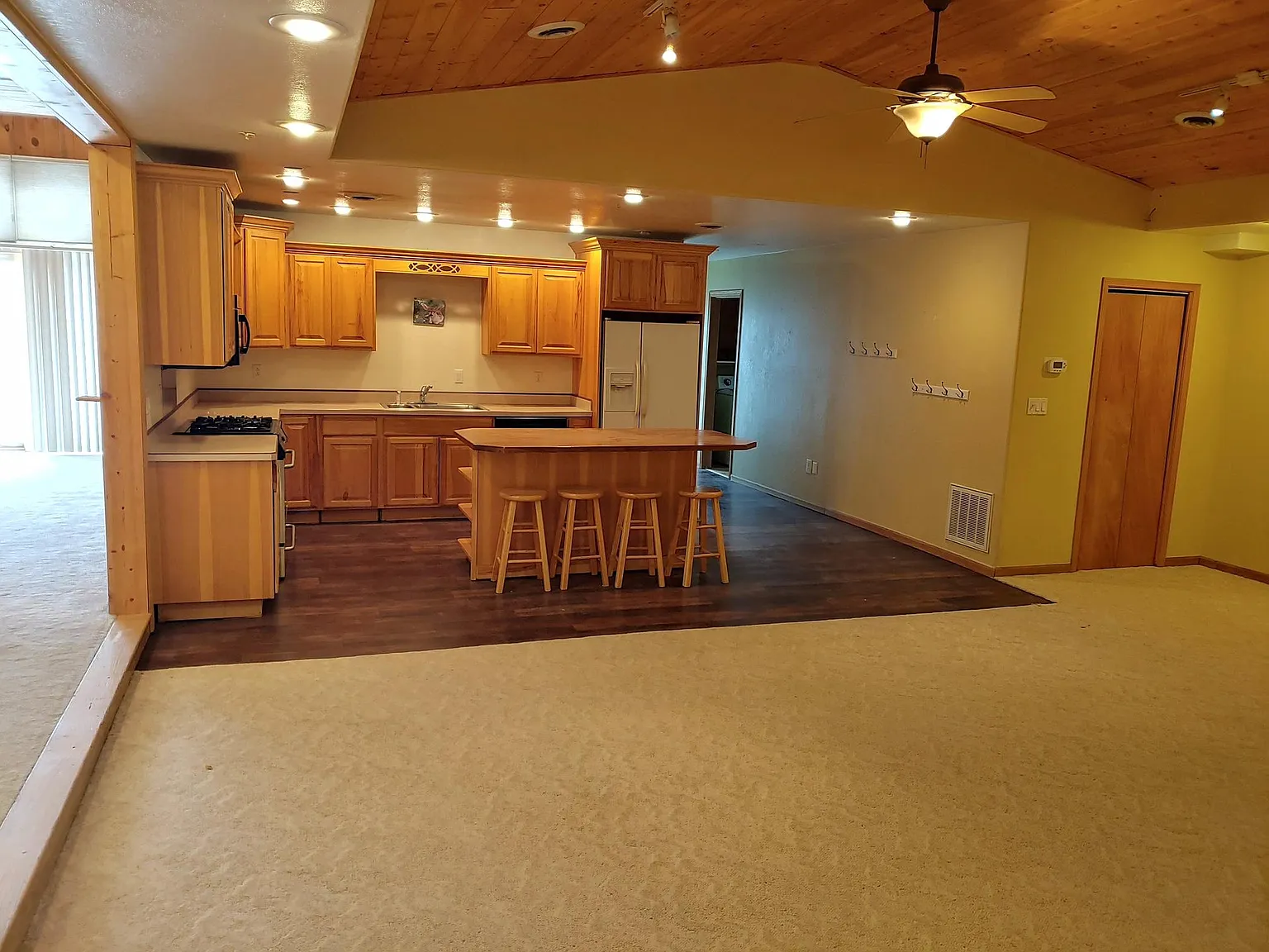 2 bed, 1.5 bath, 6000 sqft, $2,800 — Photo 3