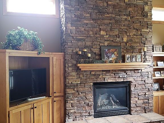 GreatRoom w/ stone fireplace