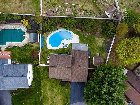 2nd image of 4 Aspen Ct