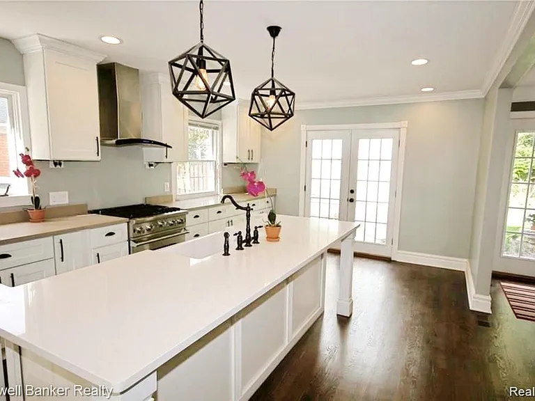 669 Mohegan St — Photo 14