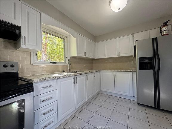 5th image of 2267 College Ave