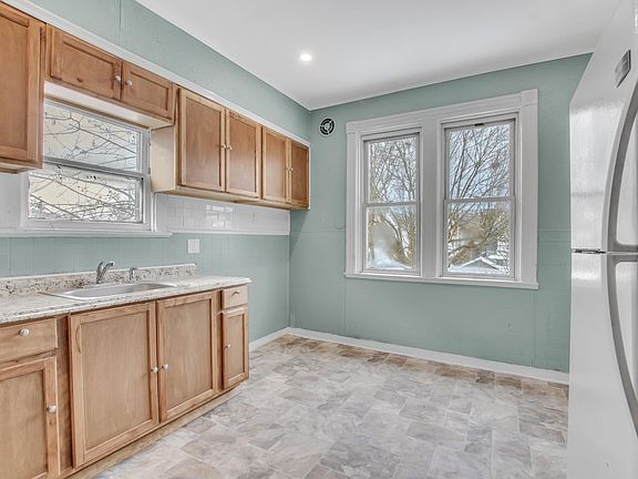 4th image of 596 West Ave #2