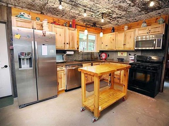 5th image of 224 W Sampson Dr