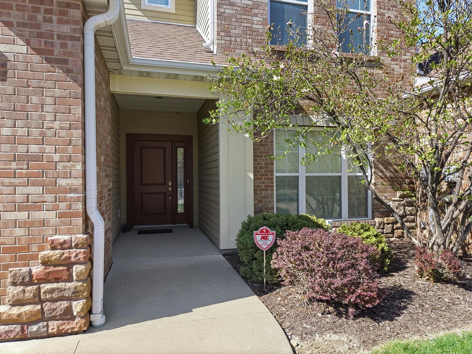 3 bed, 3.0 bath, 2207 sqft, $2,500 — Photo 3
