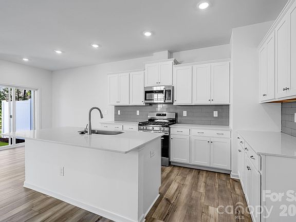 2nd image of 724 Sparano Loop #178