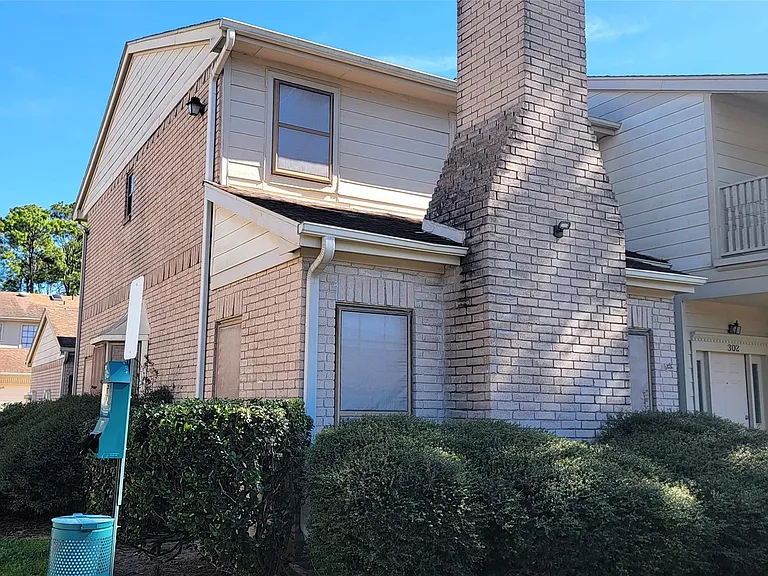 800 Country Place Dr #301 — Photo 2