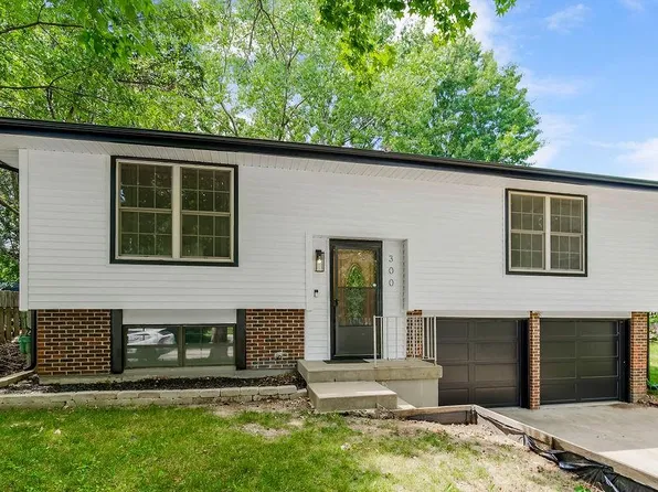 300 SE Circleview Dr, Lees Summit, MO 64063