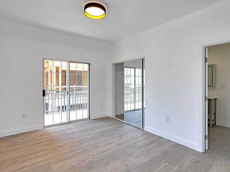 722 S Manhattan Pl — Photo 8