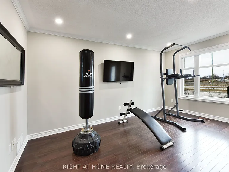 520 Silvertip Ln — Photo 3