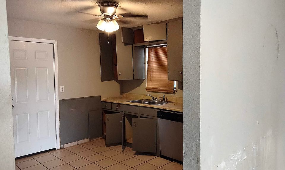 1st image of 838 SW 26th St
