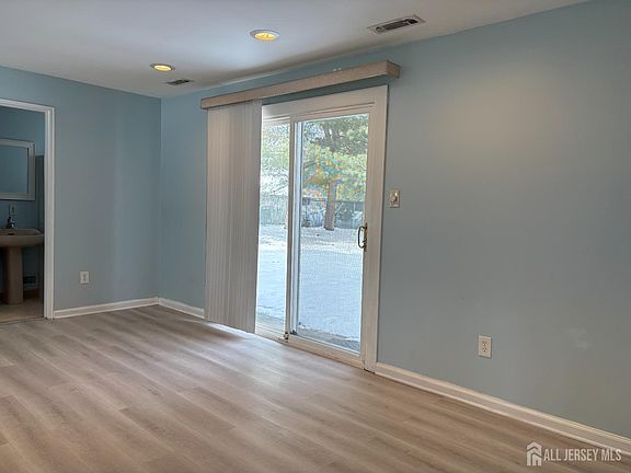 3rd image of 31 Tall Oaks Dr