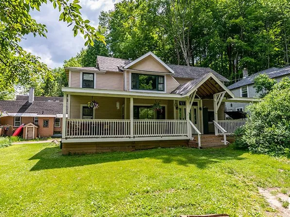 15 Mountain Ln, Saranac Lake, NY 12983