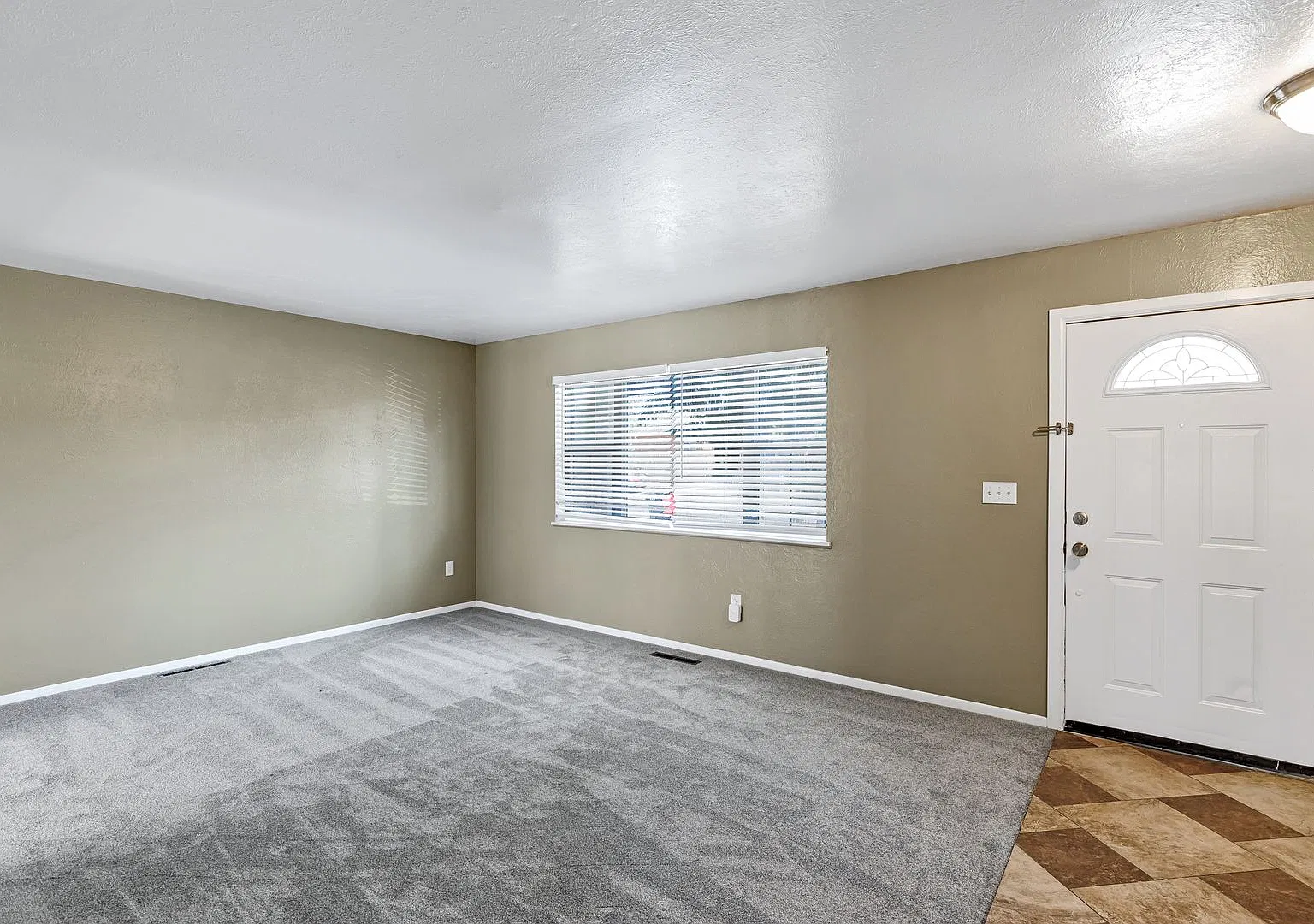4 Bedroom Home for Rent In North Colorado Springs — Photo 2
