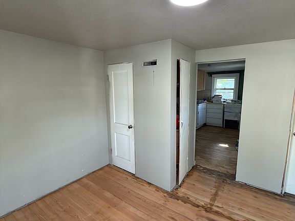 5th image of 604 W Walnut St #3