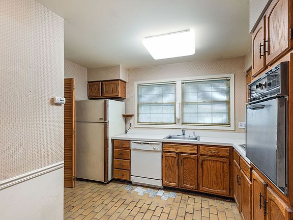 5th image of 751 Twisted Oak Ln