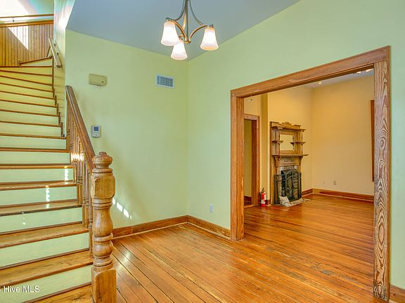 4th image of 215 Queen Street