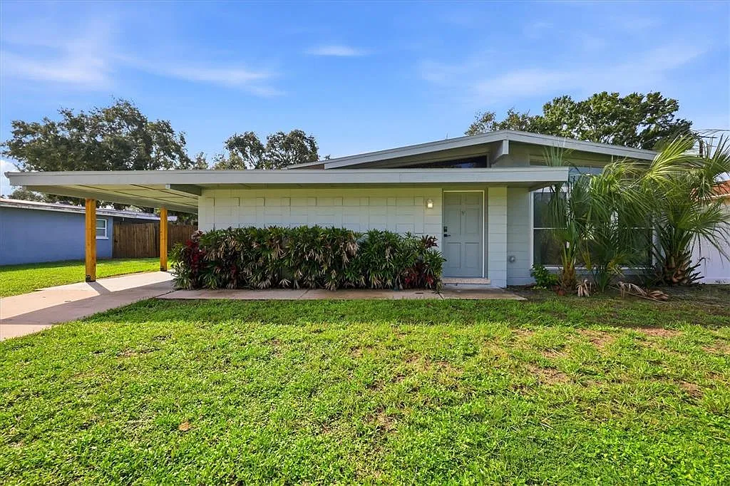 3 bed, 2.0 bath, 1260 sqft, $2,595 — Photo 1