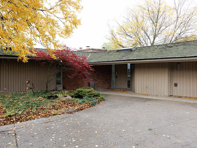 11 Champlain Cres — Photo 1