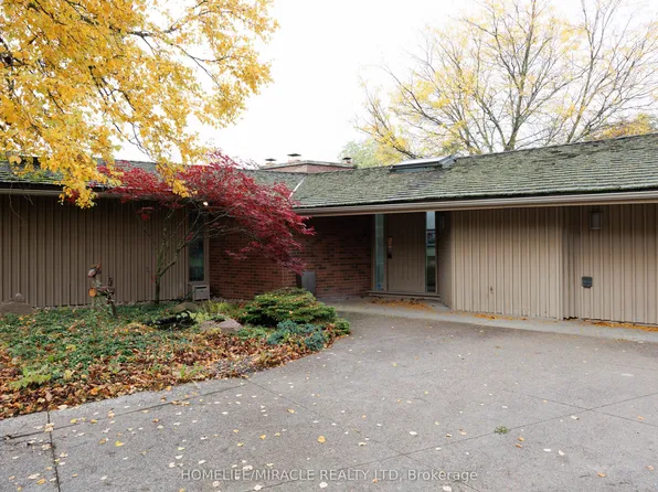 11 Champlain Cres, King, ON L7B 1K1