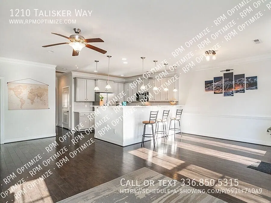 Spacious Townhome with Loft & Private Fenced Yard — Photo 4