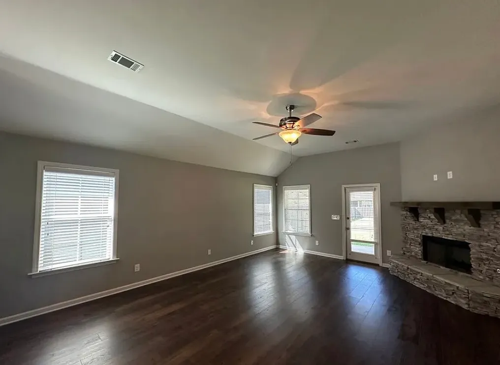 3 bed, 1922 sqft, $2,375 — Photo 3