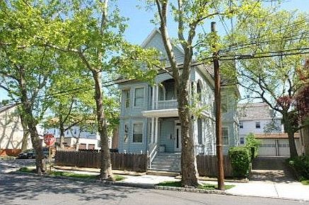 2nd image of 142 Gordon St